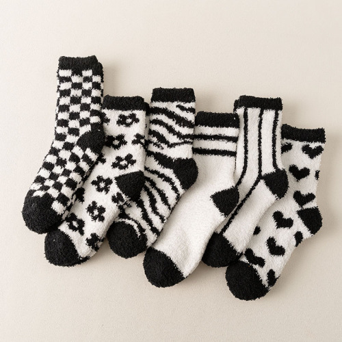 Japanese Black and White Series Coral Fleece Women‘s Socks Stripes Plaid Warm Room Socks Thick Not Easy to Lint Sleeping Socks