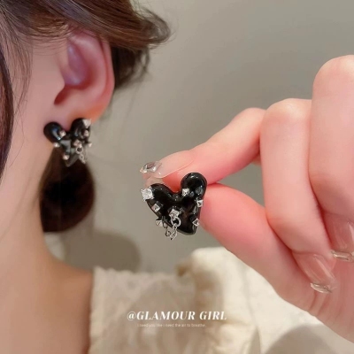 2022 Fashion Sweetheart Tassel Niche Black Love 925 Silver Stud Earrings New Zircon Peach Heart Earrings Female